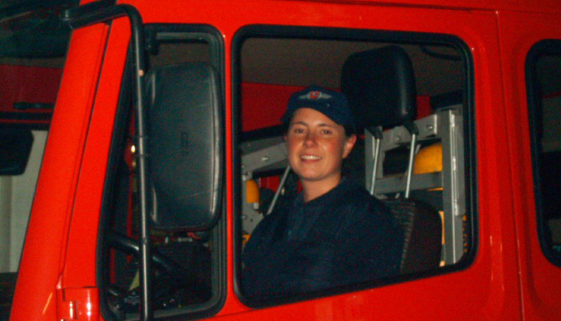 Feuerwehrfrau in TLF