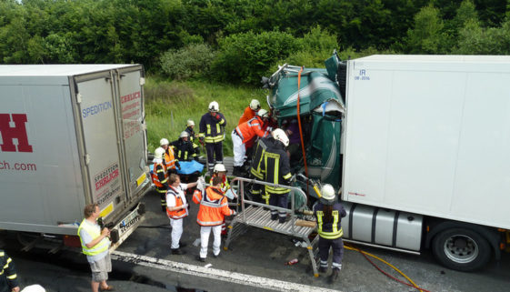 LKW Unfall Feuerwehr Lehrte