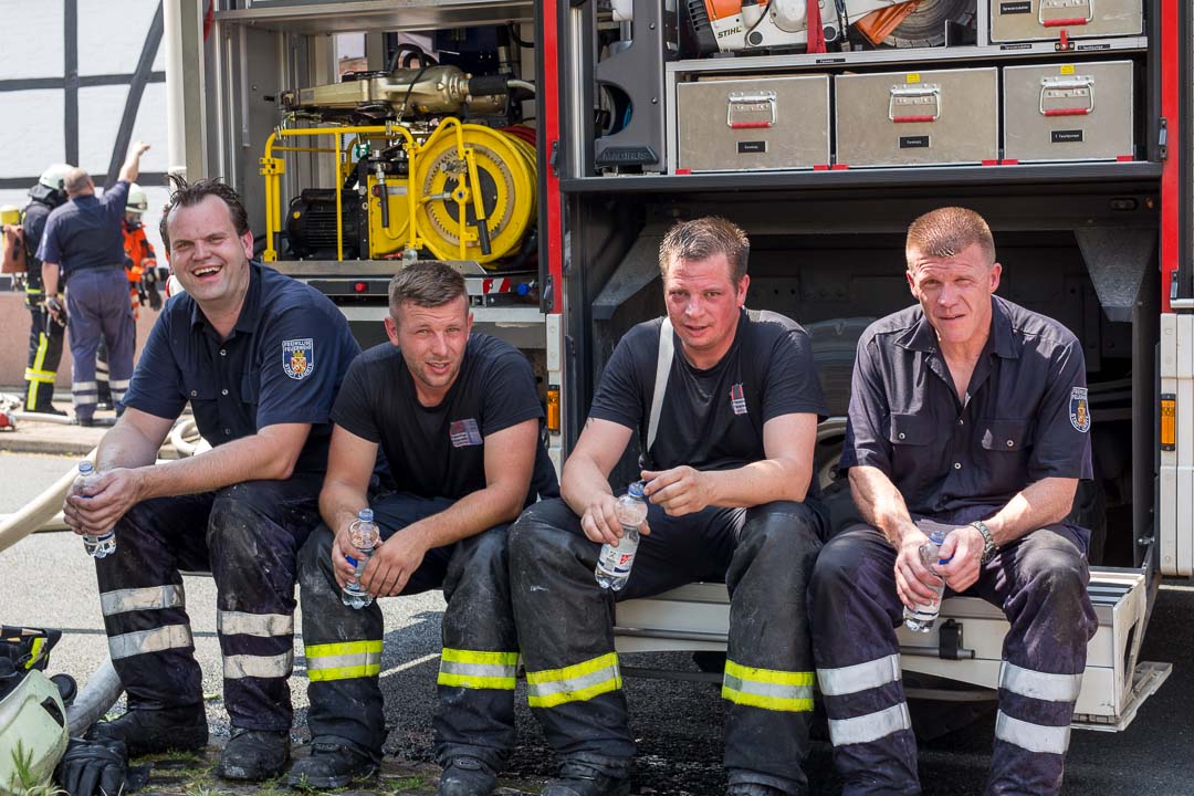Erschöpfte Feuerwehrleute