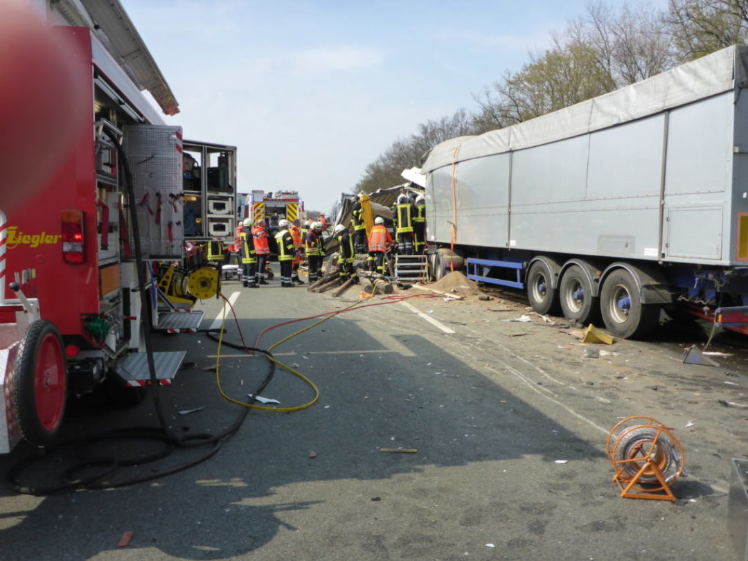 LKW Unfall Feuerwehr Lehrte