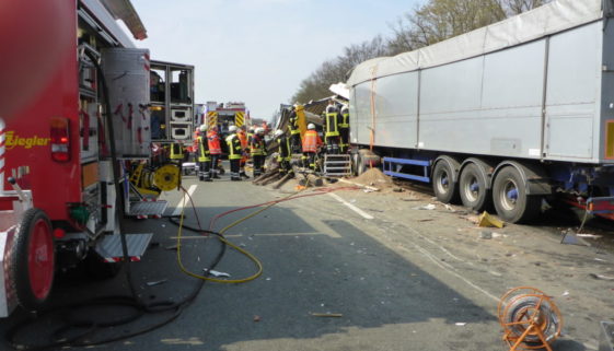 LKW Unfall Feuerwehr Lehrte