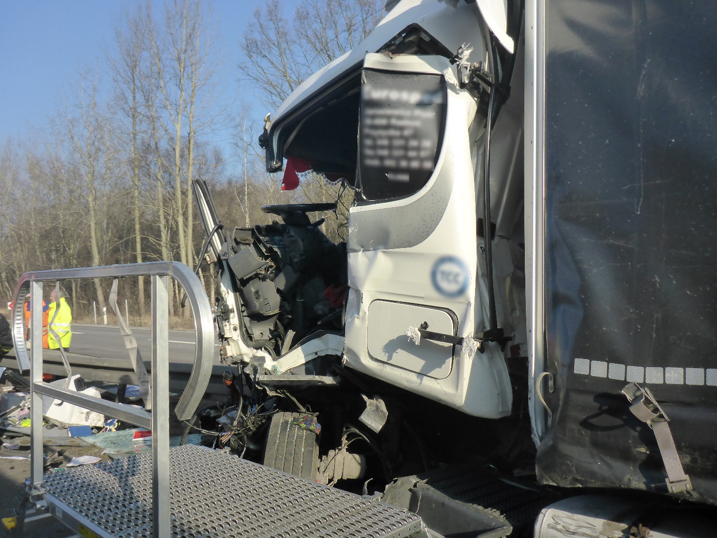 Nr. 029: LKW-Fahrer nach Unfall schwer eingeklemmt 4 029 3