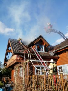 Feuerwehr Lehrte - 13 04 2020 Dachstuhlbrand Immensen 1