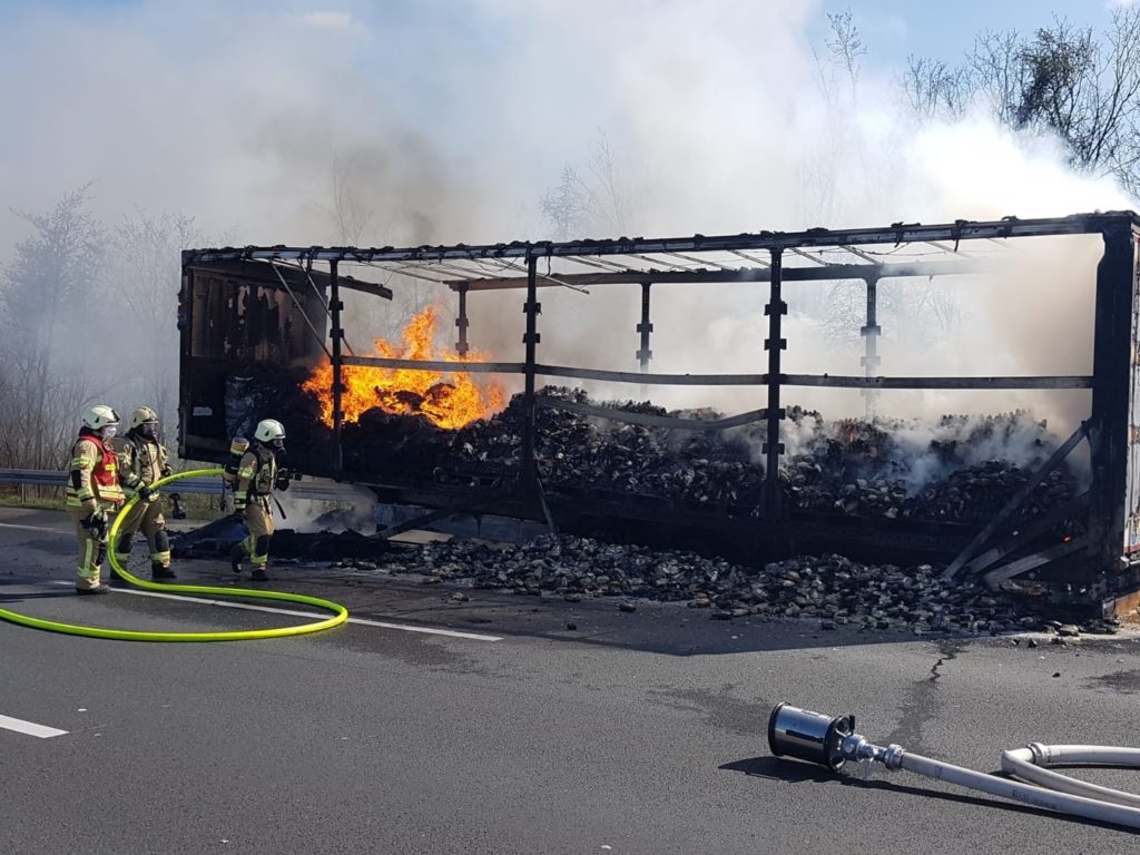 Feuerwehr Lehrte - 20210423 BAB2 LKW Brand