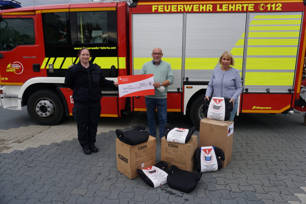 Spende aus Straßenflohmarkt überreicht
