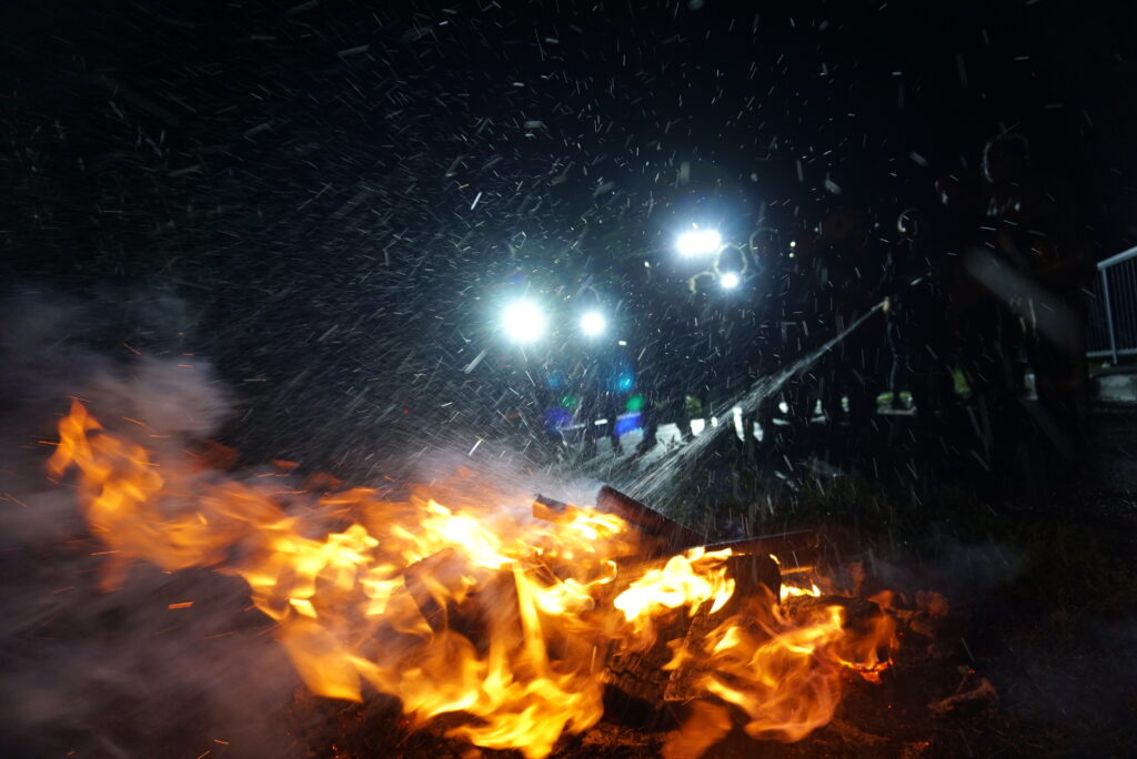 Kinderfeuerwehr übernachtet in der Feuerwache und löscht „Feuer“ in der Feldmark