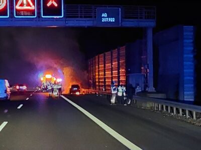 PKW-Brand auf dem Standstreifen