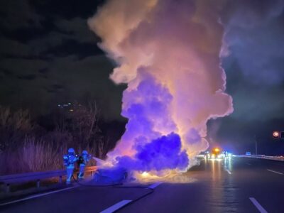 PKW-Brand auf der Autobahn