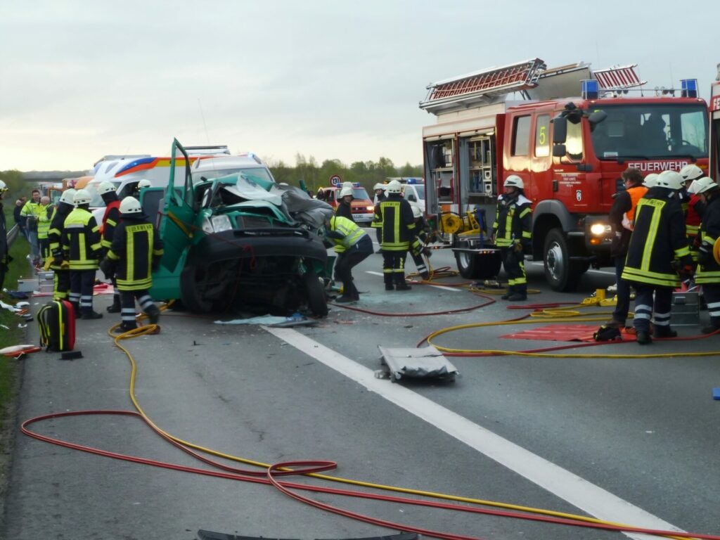 Nr. 076 am 15.04.2014 um 06:28 Uhr 4 Feuerwehr Lehrte - 1404152