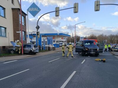 Verkehrsunfall, PKW in Hausmauer, 2 verletzte Personen