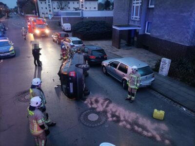 Verkehrsunfall, PKW auf Seite, Auslaufende Betriebsstoffe