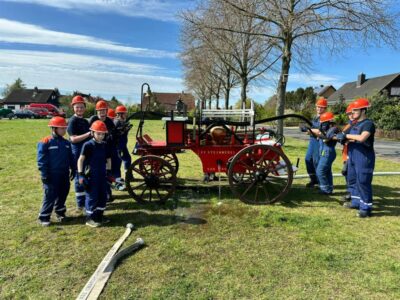 Jugendliche meistern Herausforderungen beim Ori-Marsch in Steinwedel