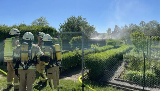 Ein Atemschutztrupp wartet auf seinen Einsatz