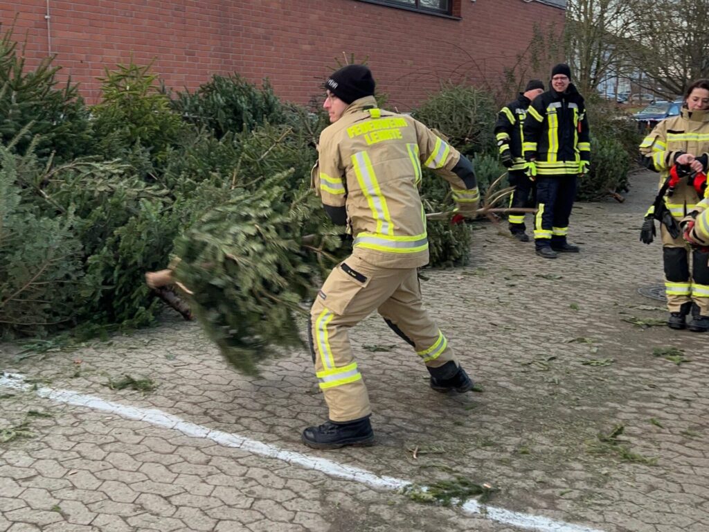 Feuerwehr Lehrte - 20250111 weihnachtsbaumweitwurf melverode 2