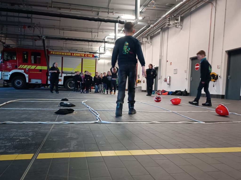 Feuerwehr Lehrte - 20250219 KF Flaemmchenuebergabe uebergang jugendfeuerwehr 1