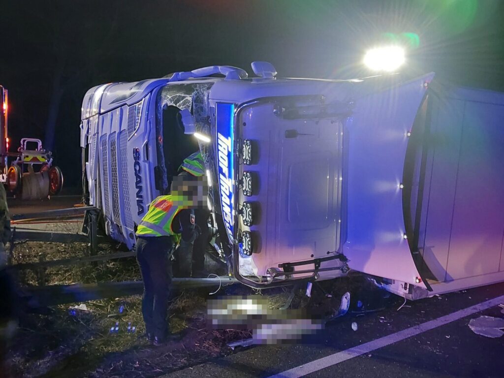 LKW durchbricht Mittelleitplanke auf A2, Fahrer eingeklemmt 4 Feuerwehr Lehrte - 20250319 061 hm2 1