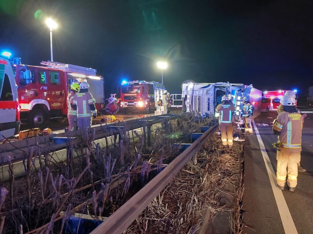 LKW durchbricht Mittelleitplanke auf A2, Fahrer eingeklemmt 3 Feuerwehr Lehrte - 20250319 061 hm2 2