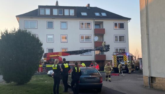Einsatzkräfte vor dem betroffenen Gebäude Einsatzkräfte vor dem betroffenen Gebäude
