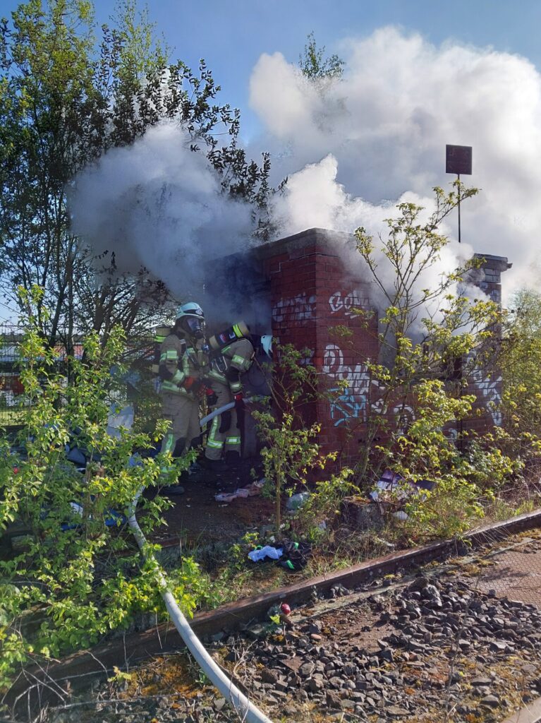 Stellwerkgebäude in Vollbrand 4 Feuerwehr Lehrte - 20250421 093 b1 1