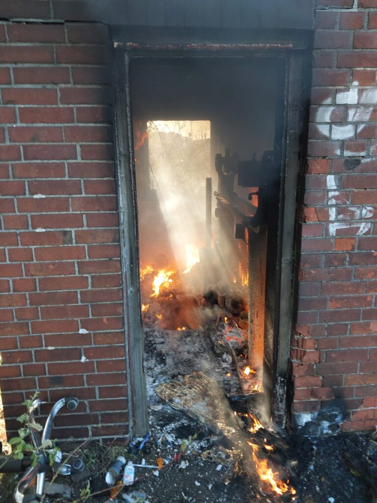 Stellwerkgebäude in Vollbrand 3 Feuerwehr Lehrte - 20250421 093 b1 2