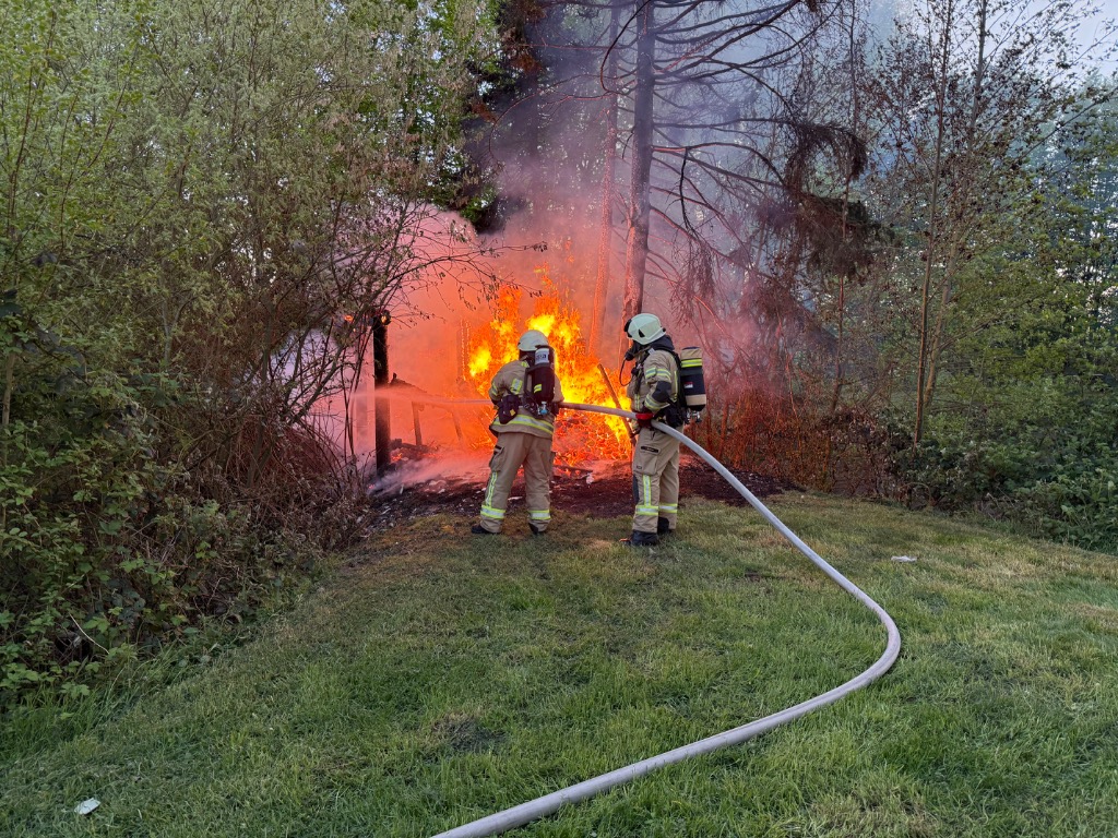 Brand eines Holzunterstands im Wald 5 Feuerwehr Lehrte - 20250426 ba1 099 1