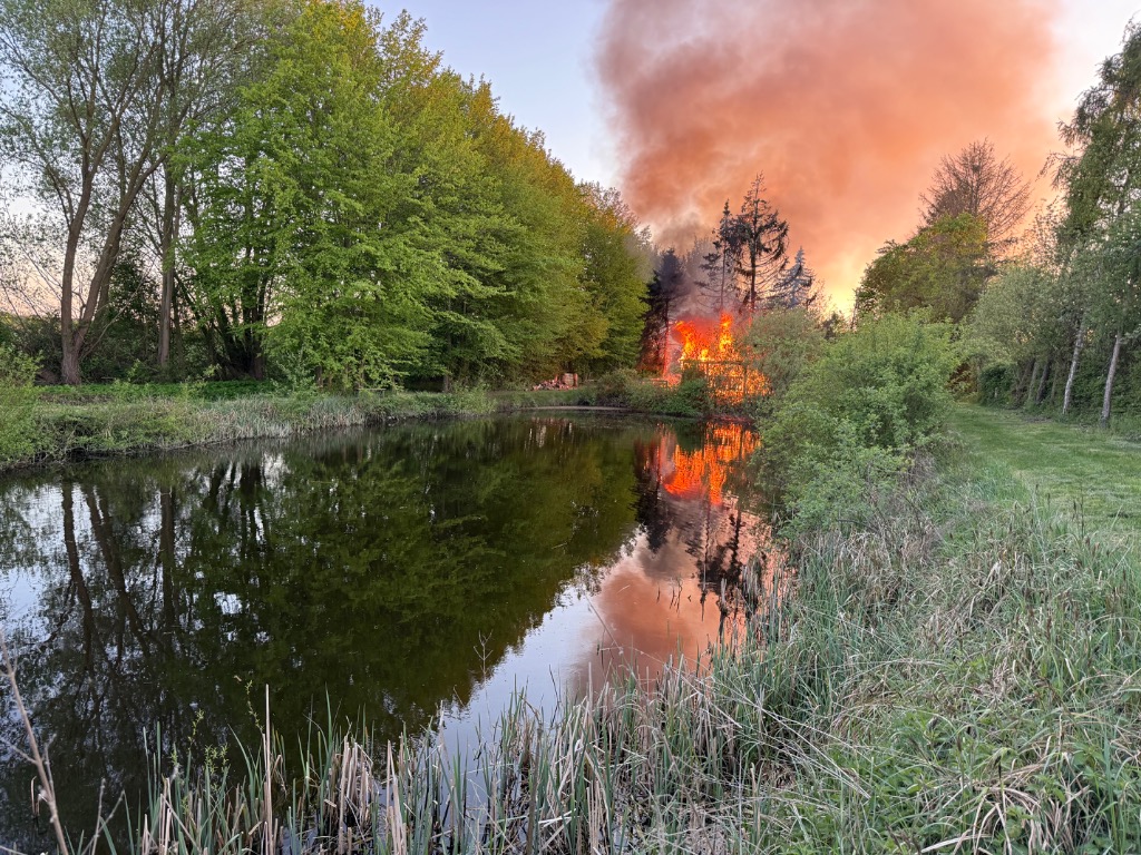 Brand eines Holzunterstands im Wald 3 Feuerwehr Lehrte - 20250426 ba1 099 3