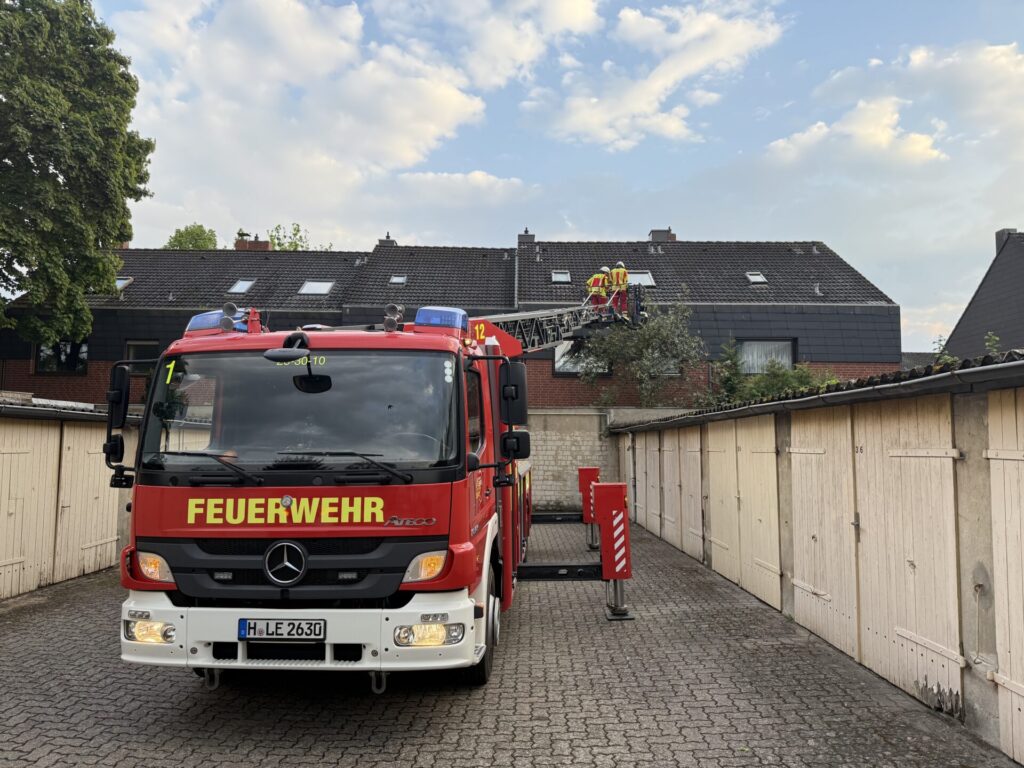 Weiße Katze sitzt seit Stunden im Baum 6 Feuerwehr Lehrte - 20250502 hto 102 1