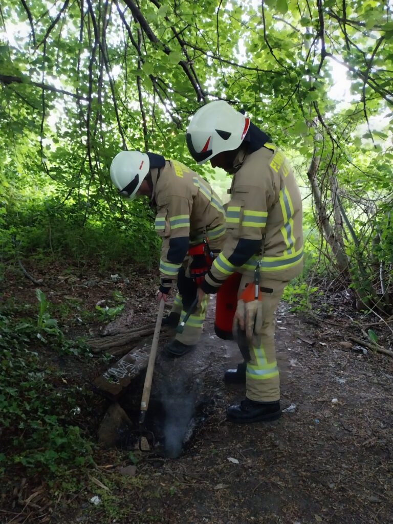 Unklare Rauchentwicklung aus einem Schacht 3 Feuerwehr Lehrte - 20250512 b