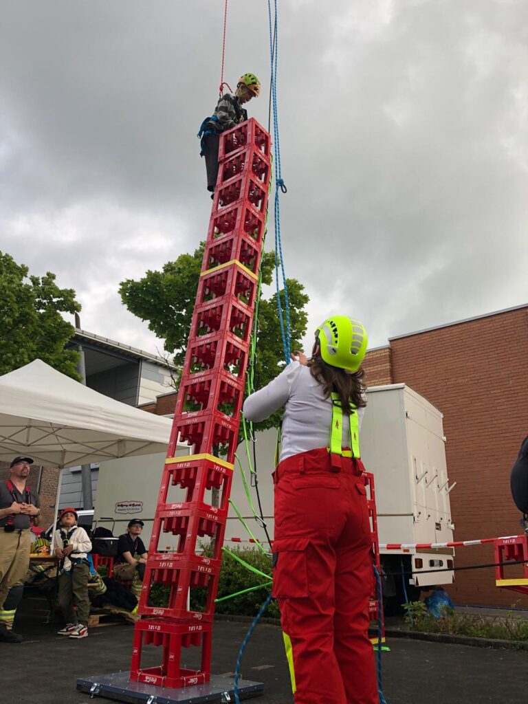 Stadtfest Lehrte 2025: Feuerwehr Lehrte trotz durchwachsenen Wetters präsent 2 Feuerwehr Lehrte - WhatsApp Bild 2025 05 25 um 17.00.04 099b718e