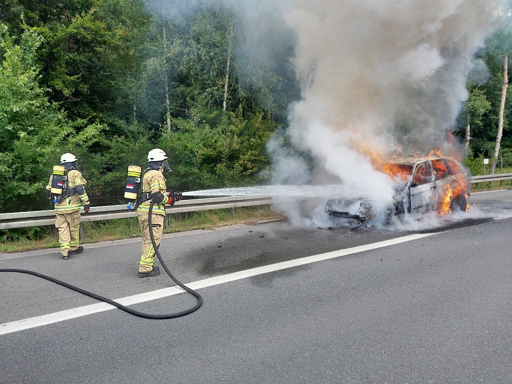 PKW in Vollbrand auf der Autobahn 2 4 Feuerwehr Lehrte -