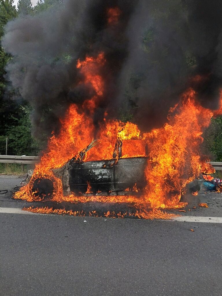PKW in Vollbrand auf der Autobahn 2 1 Feuerwehr Lehrte - C63ptTtfE jN0sY3r00fa