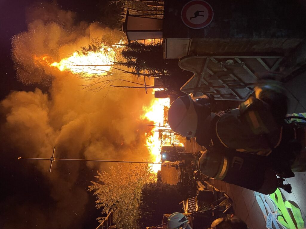 Großbrand in Lehrte: Gartenlaubenbrand fordert unsere Feuerwehrkräfte 3 Feuerwehr Lehrte - IMG 0347