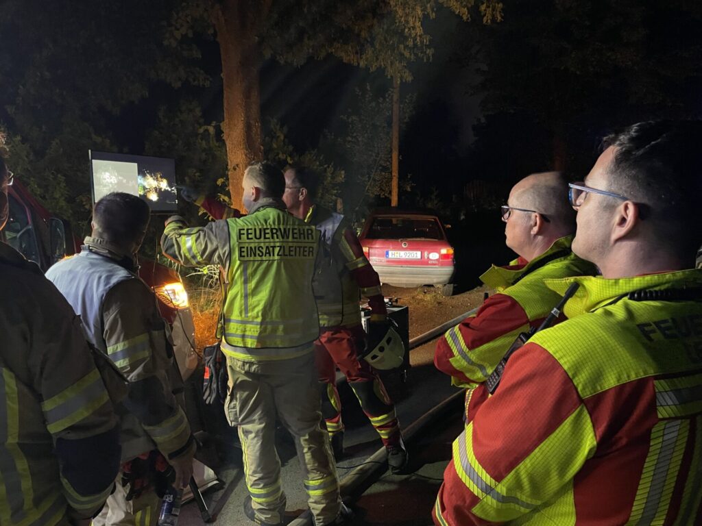 Großbrand in Lehrte: Gartenlaubenbrand fordert unsere Feuerwehrkräfte 4 Feuerwehr Lehrte - IMG 0395