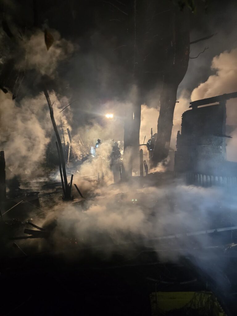 Großbrand in Lehrte: Gartenlaubenbrand fordert unsere Feuerwehrkräfte 7 Feuerwehr Lehrte - WhatsApp Bild 2025 07 09 um 16.34.16 5cd7dc20
