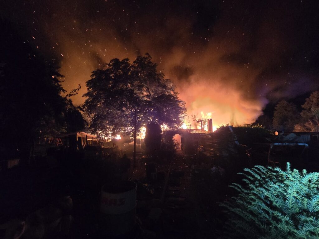 Großbrand in Lehrte: Gartenlaubenbrand fordert unsere Feuerwehrkräfte 6 Feuerwehr Lehrte - WhatsApp Bild 2025 07 09 um 16.34.16 6a50399d
