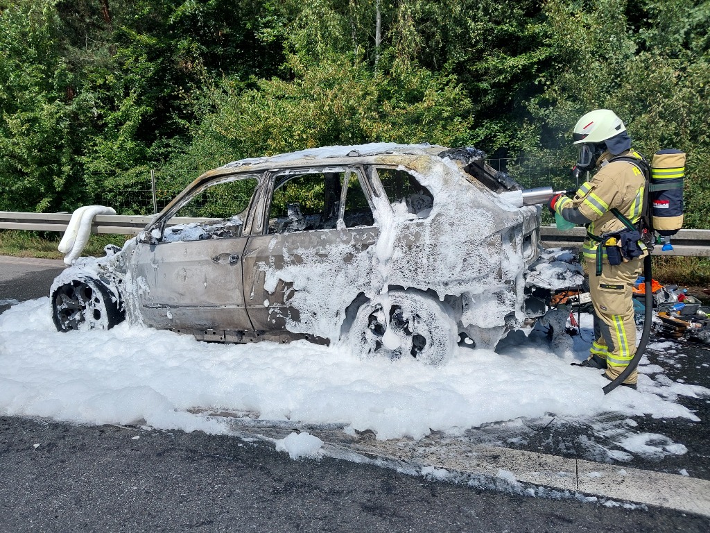 PKW in Vollbrand auf der Autobahn 2 3 Feuerwehr Lehrte -