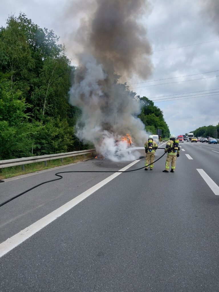 PKW in Vollbrand auf der Autobahn 2 2 Feuerwehr Lehrte - oncmO4RqmiZa2E9V6yFHt