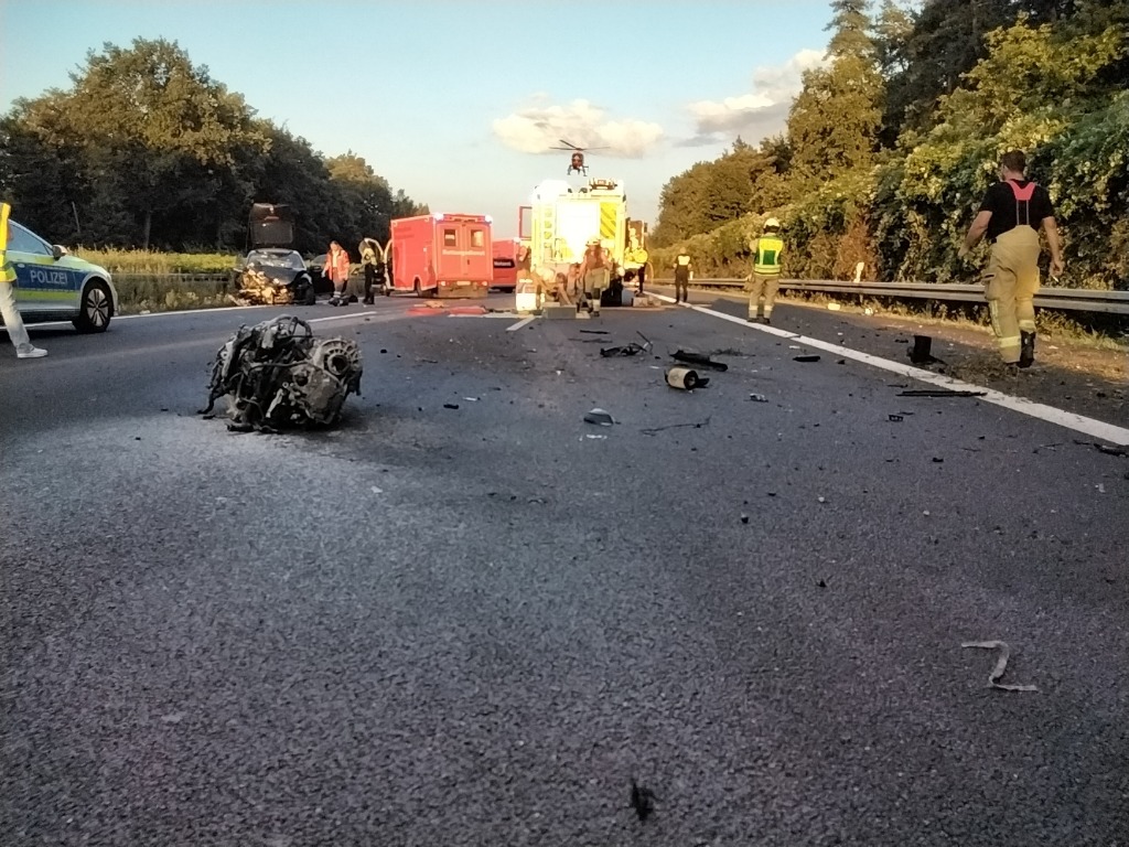 Verkehrsunfall auf der A2 – VW Beetle in Mittelleitplanke 3 Feuerwehr Lehrte - 3fdU6yp sbj6Swb5p7qF9
