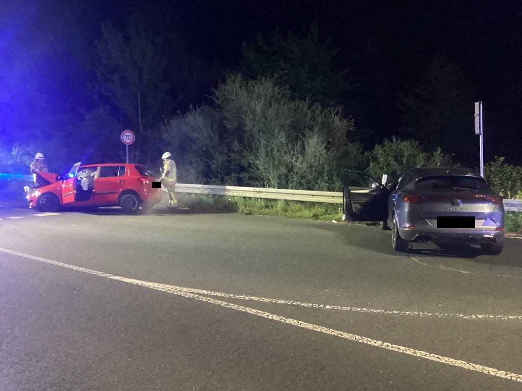 Auslaufende Betriebsstoffe nach Verkehrsunfall 4 Feuerwehr Lehrte - FbUvYnR395Goln1gF4jRd