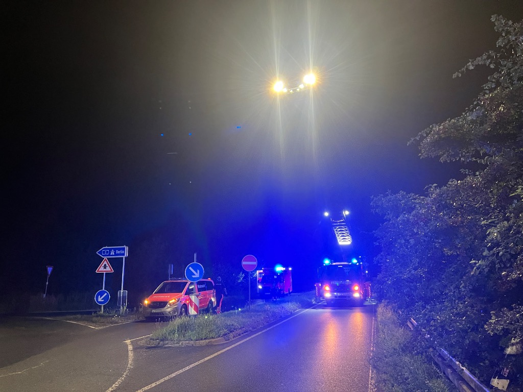 Auslaufende Betriebsstoffe nach Verkehrsunfall 3 Feuerwehr Lehrte - VKp3jo9V0d7c7jFaKgsi0