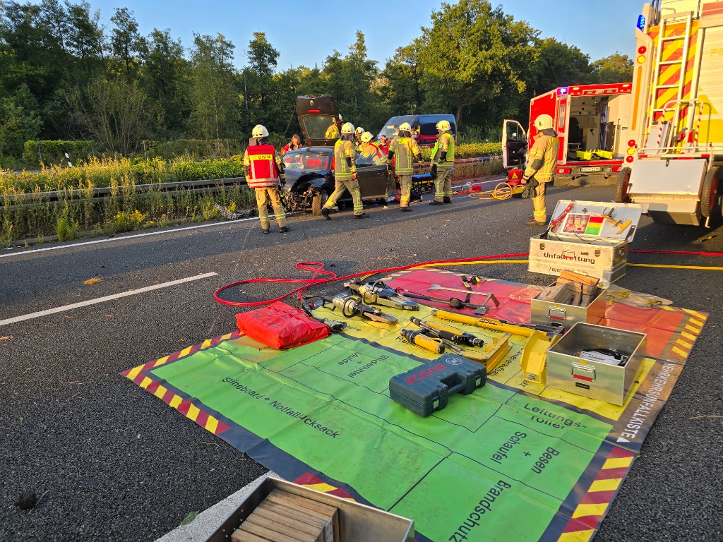 Verkehrsunfall auf der A2 – VW Beetle in Mittelleitplanke 4 Feuerwehr Lehrte - crqK1WswfPr5C cV3Kqm7