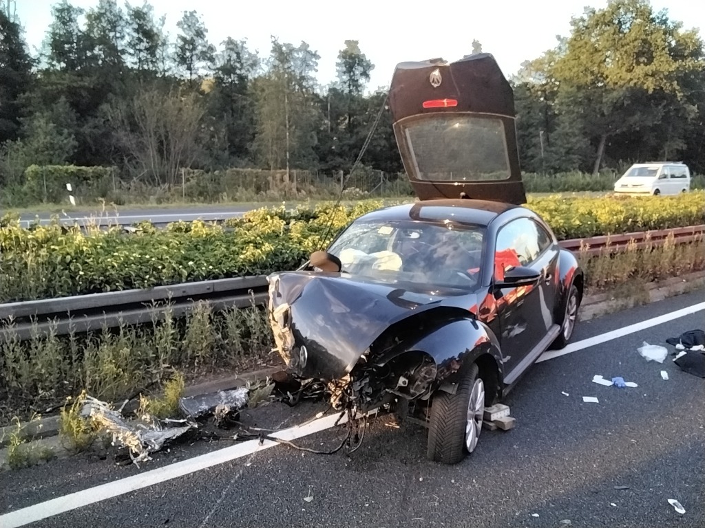 Verkehrsunfall auf der A2 – VW Beetle in Mittelleitplanke 5 Feuerwehr Lehrte - gJoPQoQRm5IovhFViN 5v