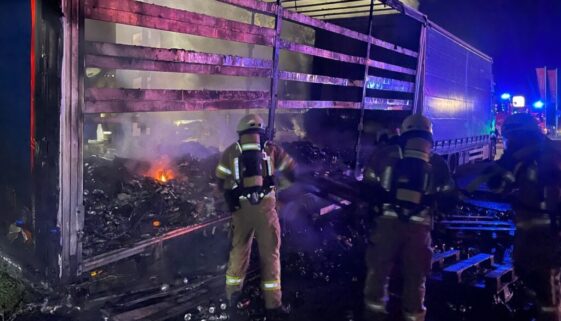 Löscharbeiten am ausgebrannten Anhänger