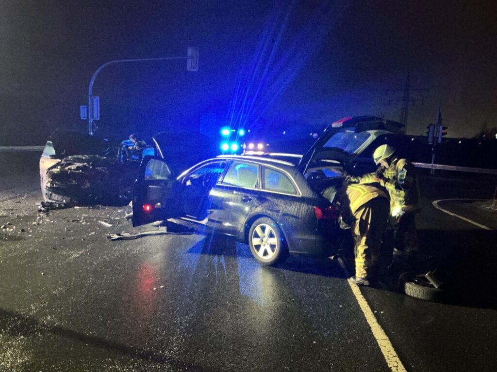 Auslaufende Betriebsstoffe nach Verkehrsunfall 3 Feuerwehr Lehrte - 20260221 h Lehrte VU PKW Betriebsstoffe