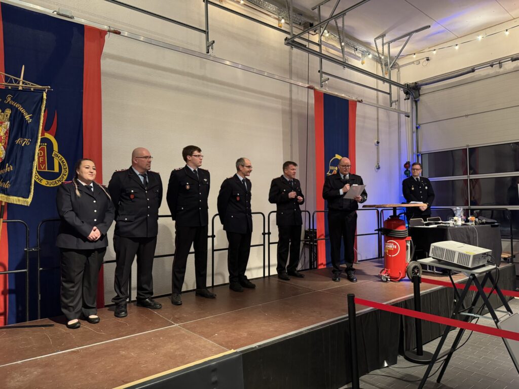 Jahreshauptversammlung 2026 – Vereidigungen, Ehrungen und Beförderungen 3 Feuerwehr Lehrte - 20261402 JHV Befoerderungen 2