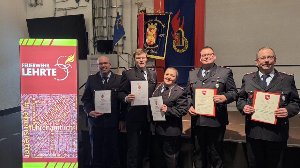 Jahreshauptversammlung 2026 – Vereidigungen, Ehrungen und Beförderungen 2 Feuerwehr Lehrte - 20261402 JHV Befoerderungen 4