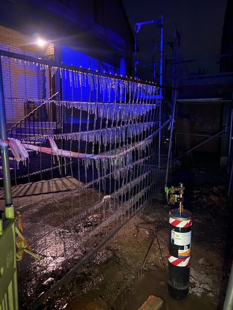 Wasserrohrbruch auf Baustelle 3 Feuerwehr Lehrte - 5abzZMUFa9dBwAwSAtSdj