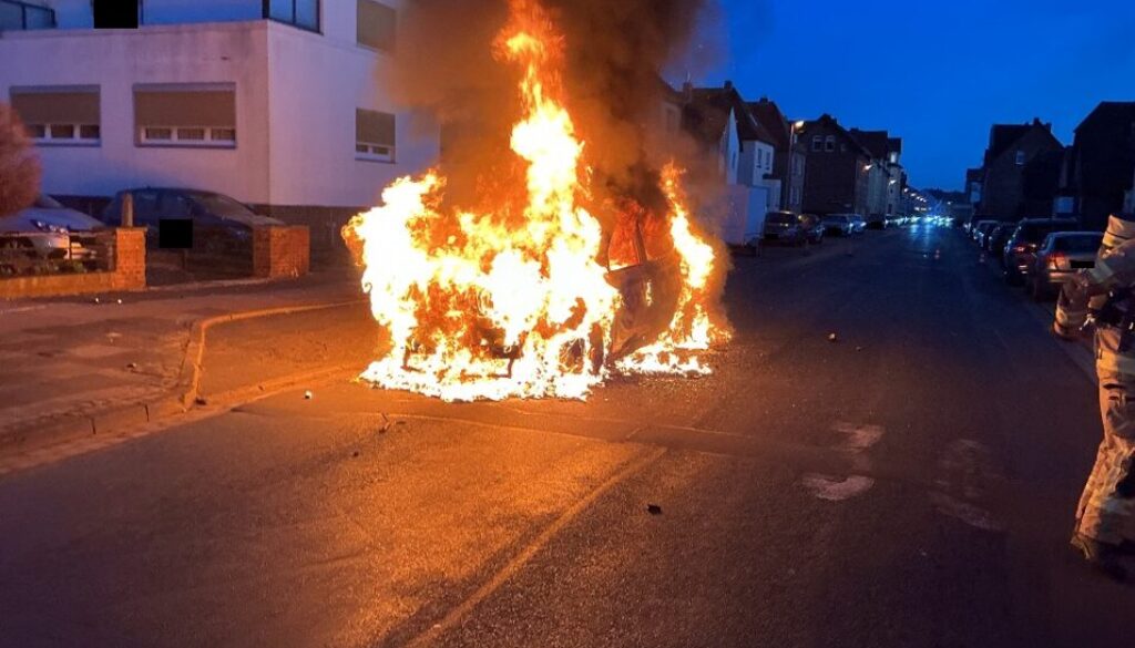 20260303_bi1_Lehrte_PKW-Vollbrand_1