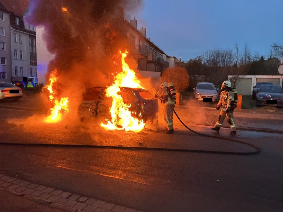 PKW-Brand im Wohngebiet 4 Feuerwehr Lehrte - 20260303 bi1 Lehrte PKW Vollbrand 2