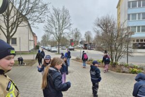 Gemeinsam für eine saubere Stadt: Nachwuchsfeuerwehr putzt sich raus